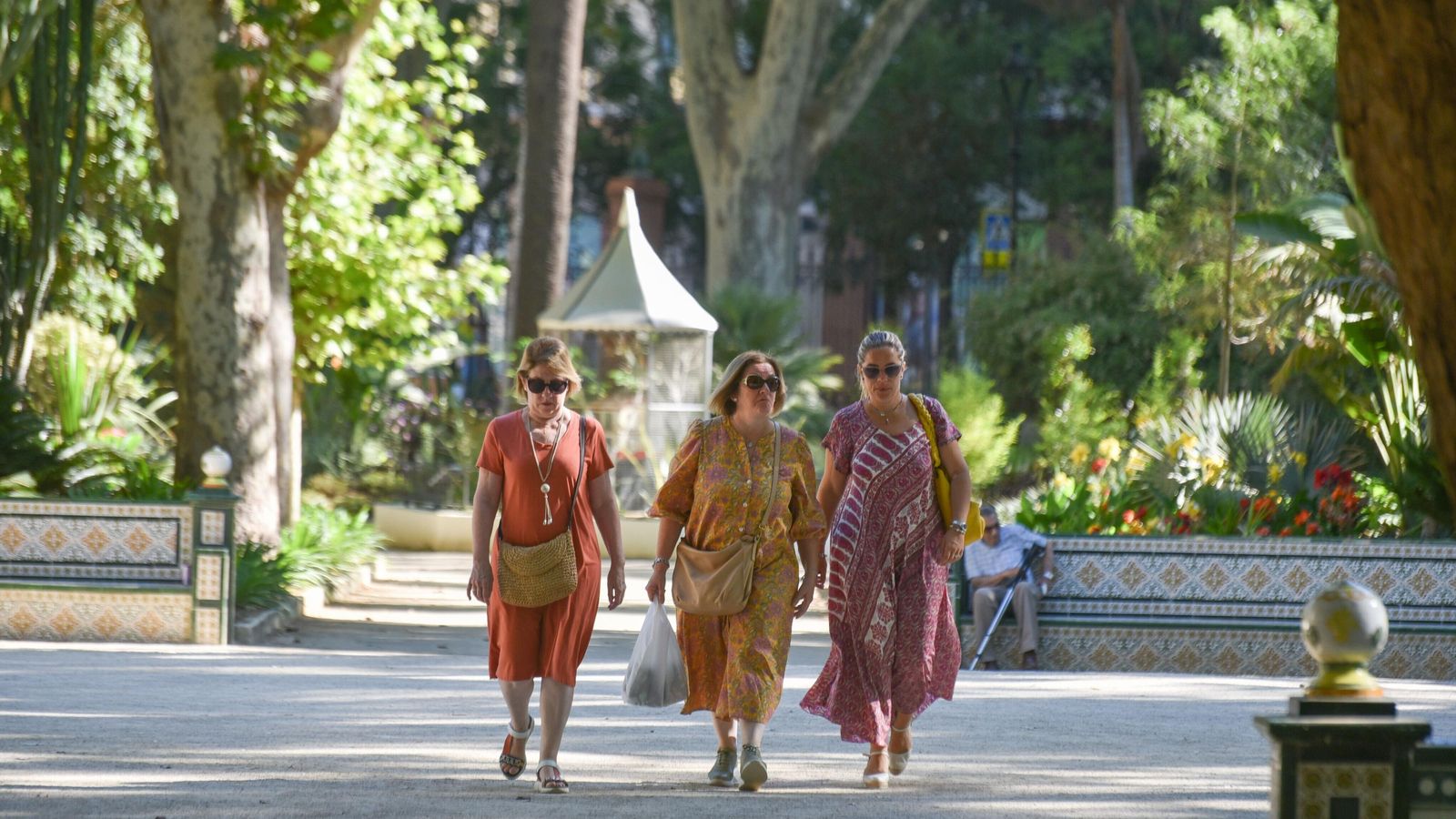 Una mujeres pasean por el parque María Cristina de Algeciras.