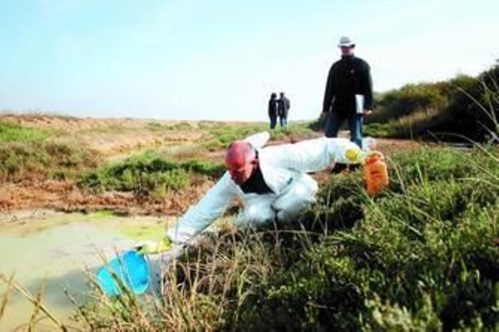 Técnicos de Egmasa y el Consejo de Seguridad Nacional tomaron muestras de las marismas el pasado octubre.