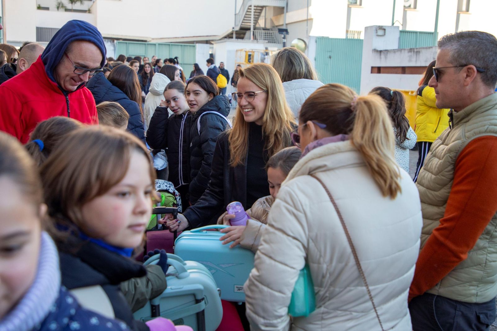 La salida de los niños que participan en los Campamentos de Navidad de la Diputación, en imágenes