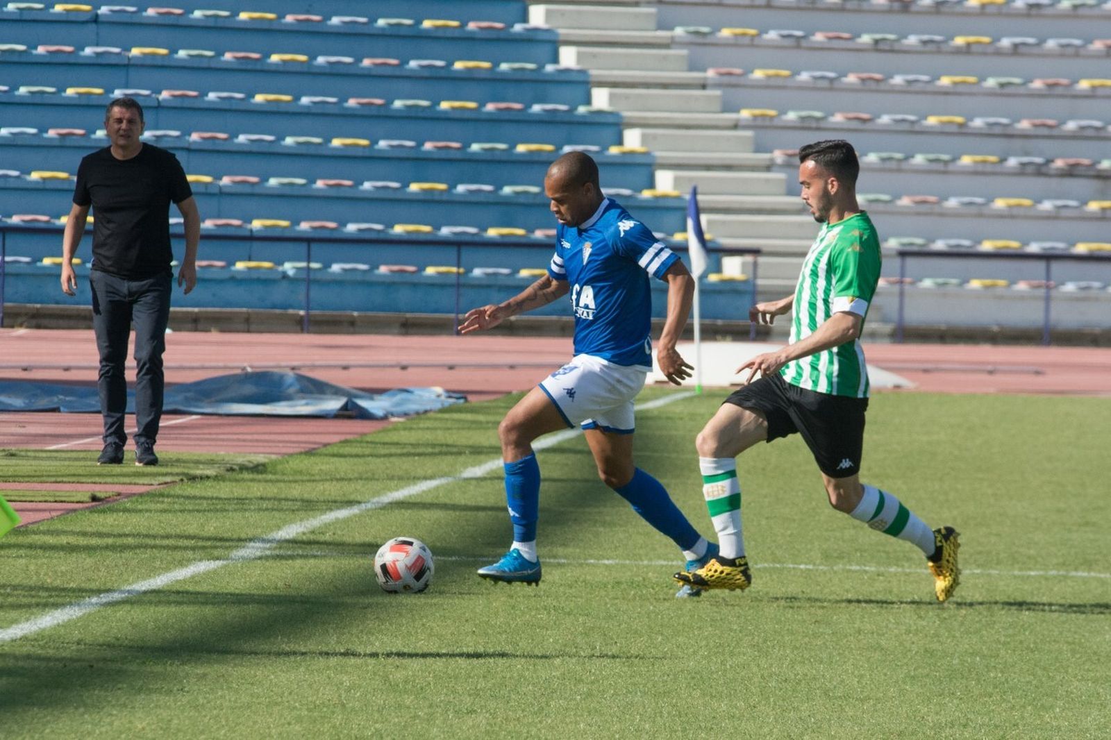 Biabiany, que provocó el penalti del primer gol, lucha con la pelota con Simón.