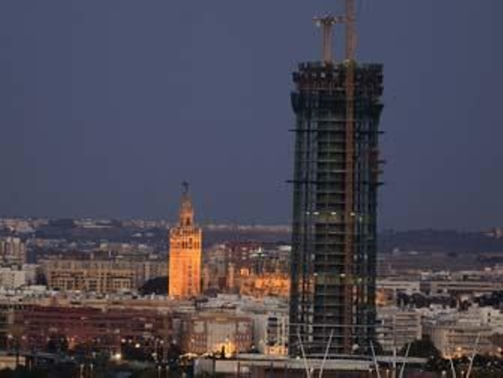 Zoido garantiza que sí se podrán construir más rascacielos Zoido garantiza que sí se podrán construir más rascacielos