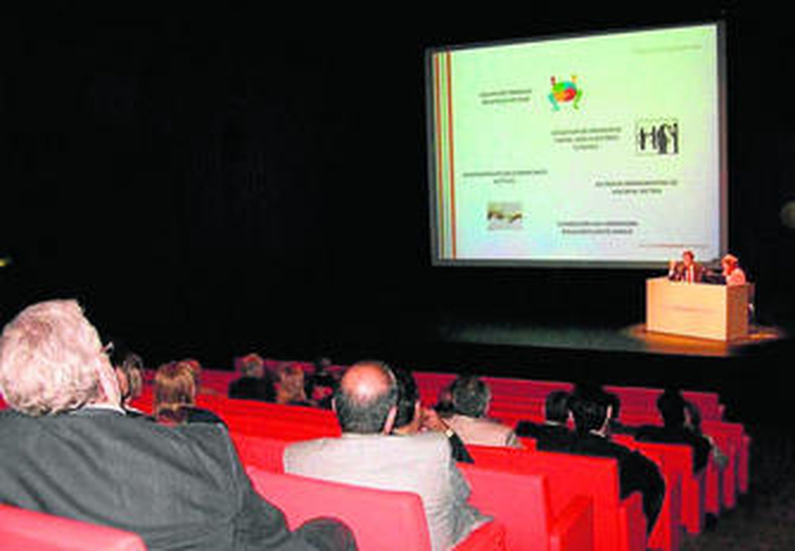 Varios representantes de hoteles, ayer, en el Museo Picasso.