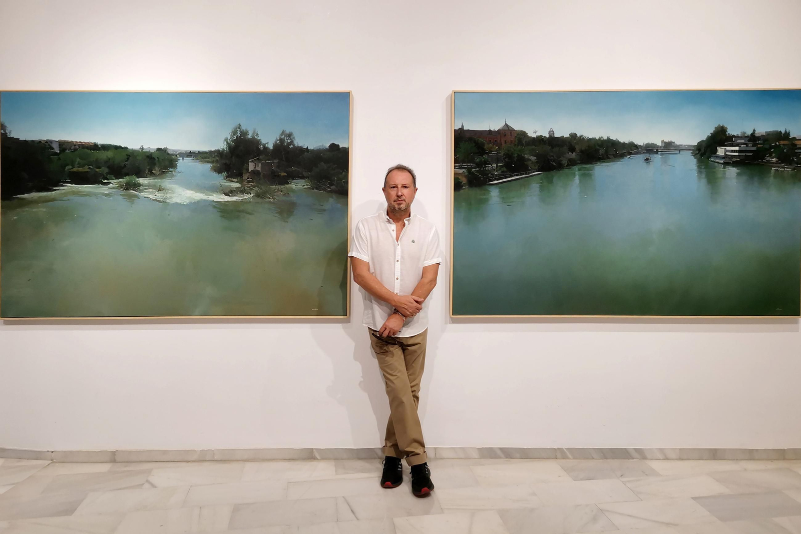 Francisco Escalera, entre dos de las obras de su serie 'Espacios trazados III'.