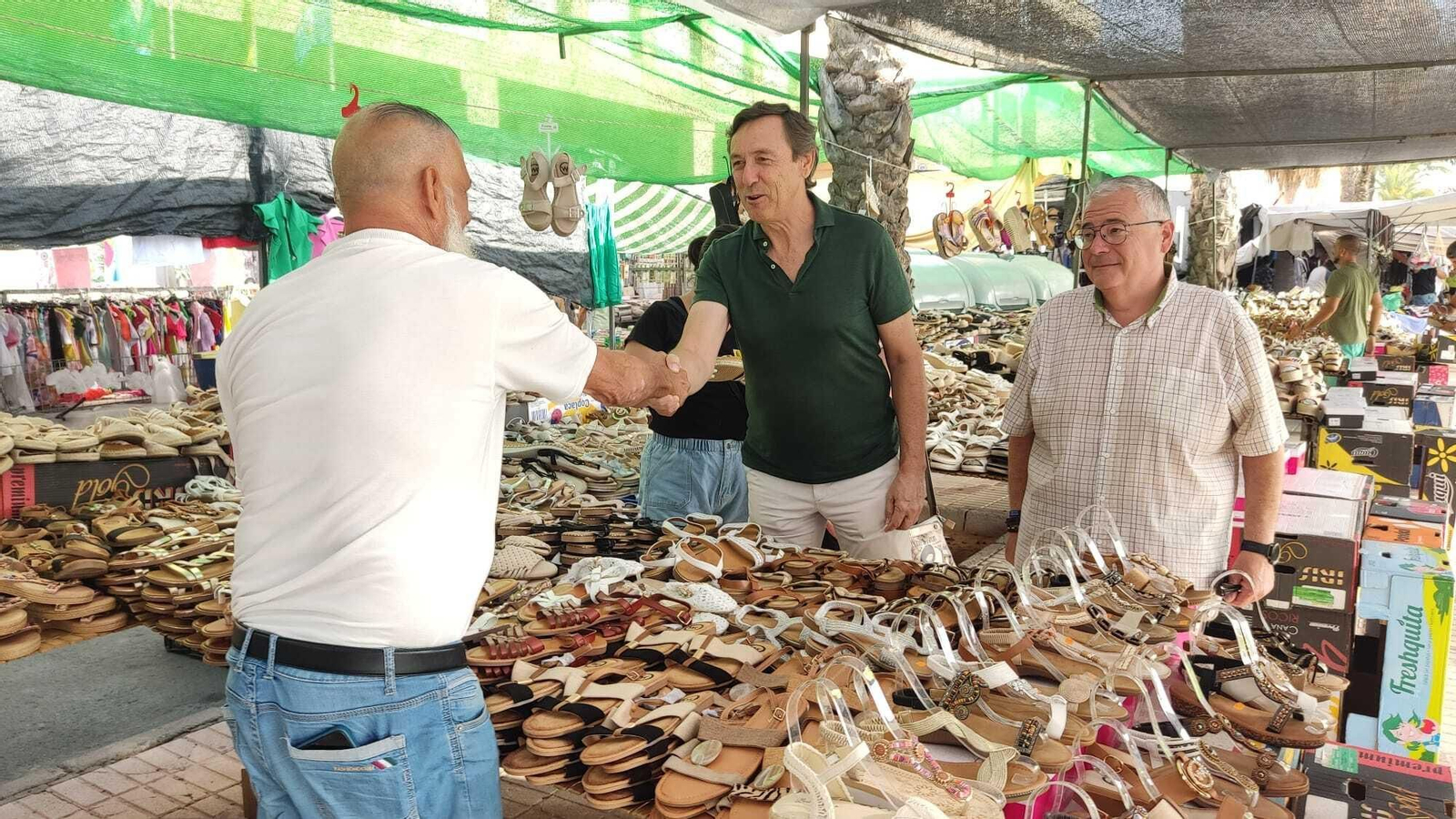 Rafael Hernando en el mercadillo de Garrucha