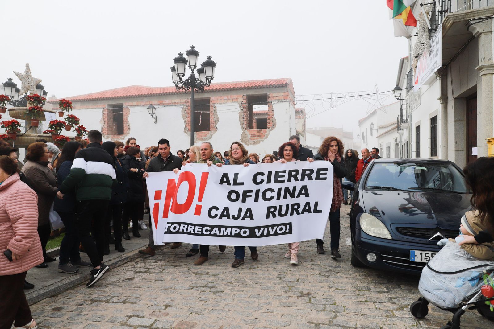 Un momento de la manifestación organizada en Torrecampo contra el cierre de una sucursal bancaria.