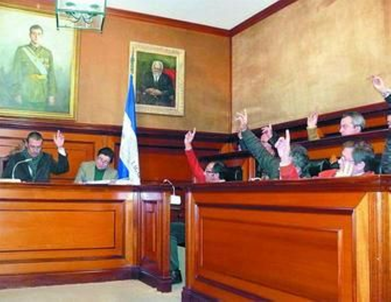 Los concejales votan una propuesta durante el Pleno.