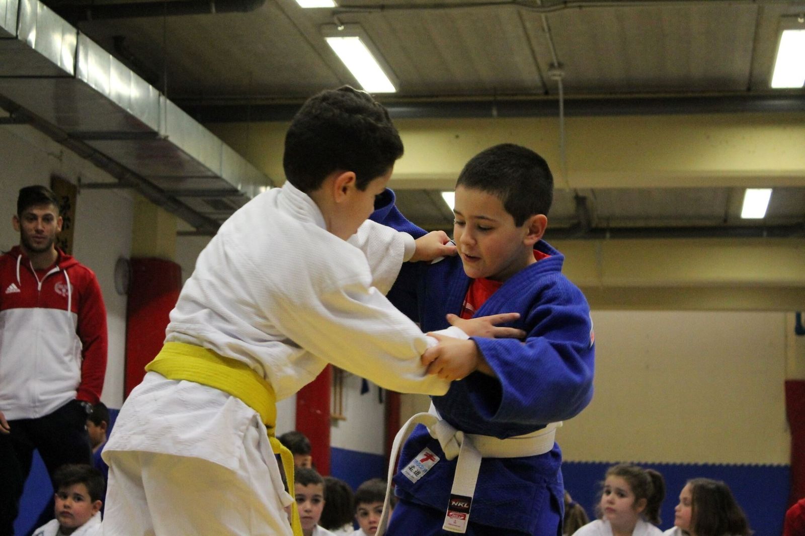 Dos pequeños judokas durante un entrenamiento