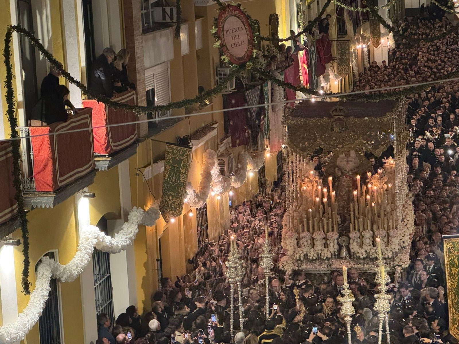El regreso de la Macarena por la calle Parras