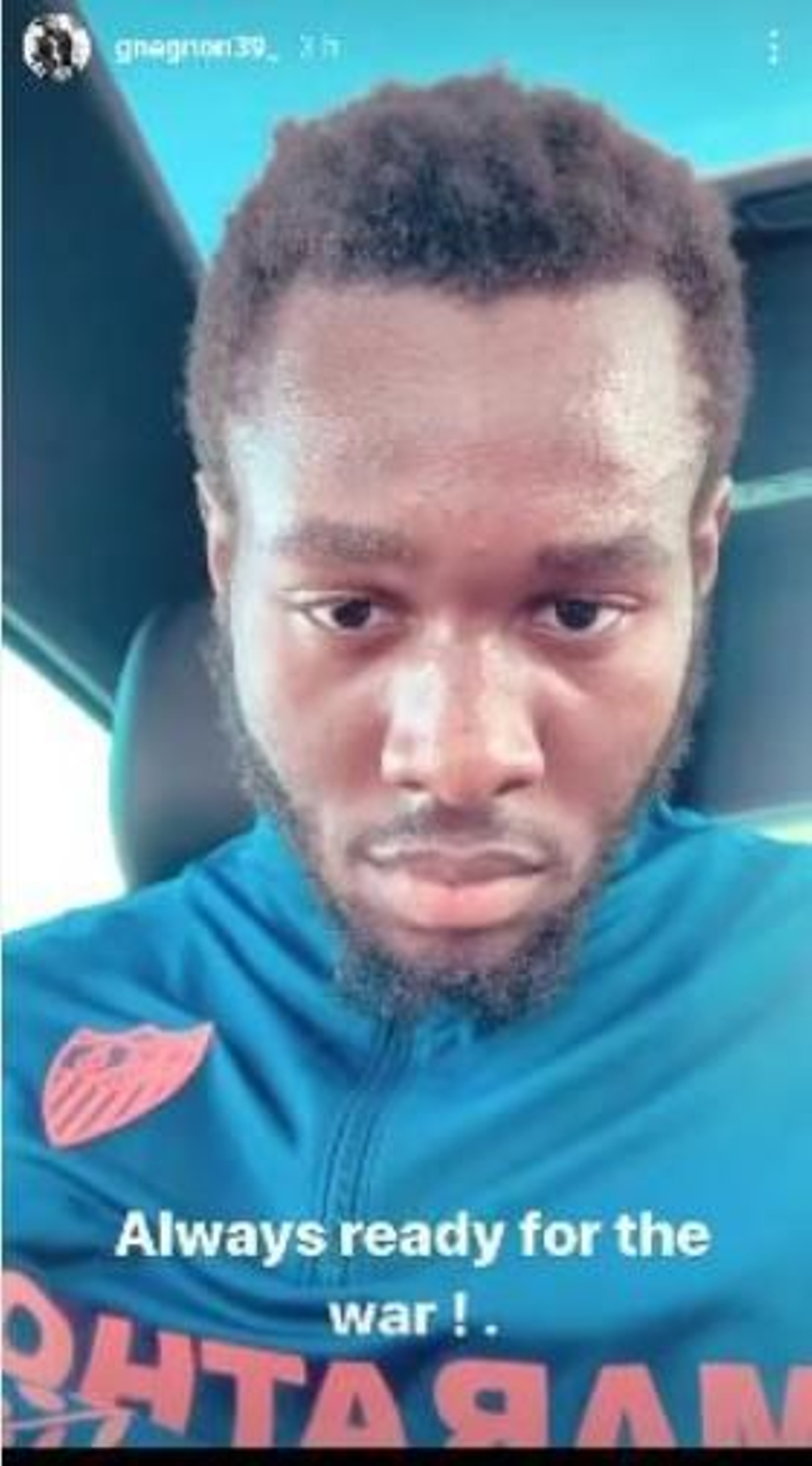 Gnagnon, con ropa deportiva y su mensaje de "listo para la guerra".