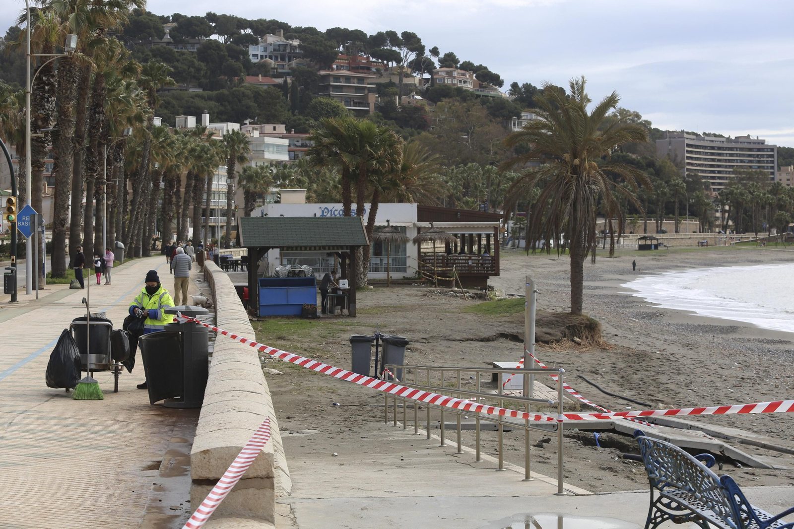 Las fotos de los trabajos en los paseos marítimos y chiringuitos de Málaga para paliar los efectos del temporal