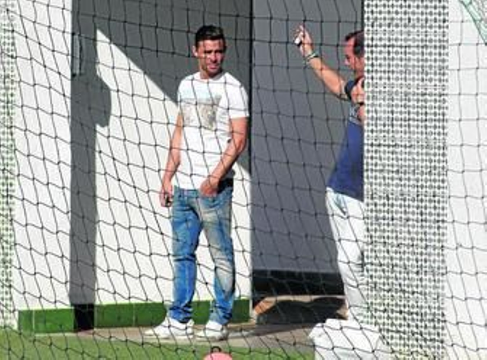 Rubén Castro dialoga con el jefe de prensa, Manolo Reyes, en un entrenamiento.
