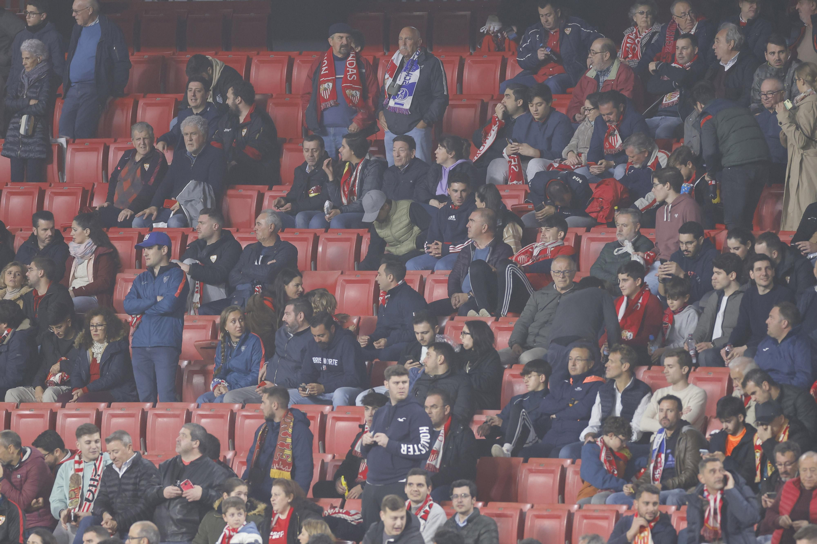 Búscate en las fotos del Sevilla-Fenerbahçe,