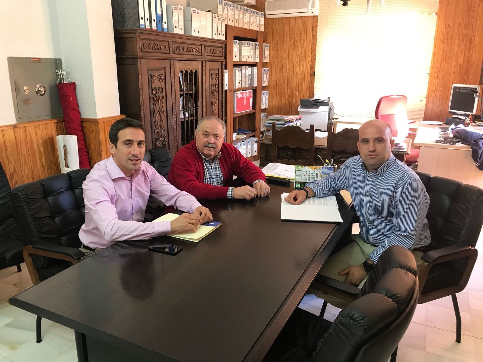 El diputado Óscar Liria en la reunión mantenida con el alcalde de María.