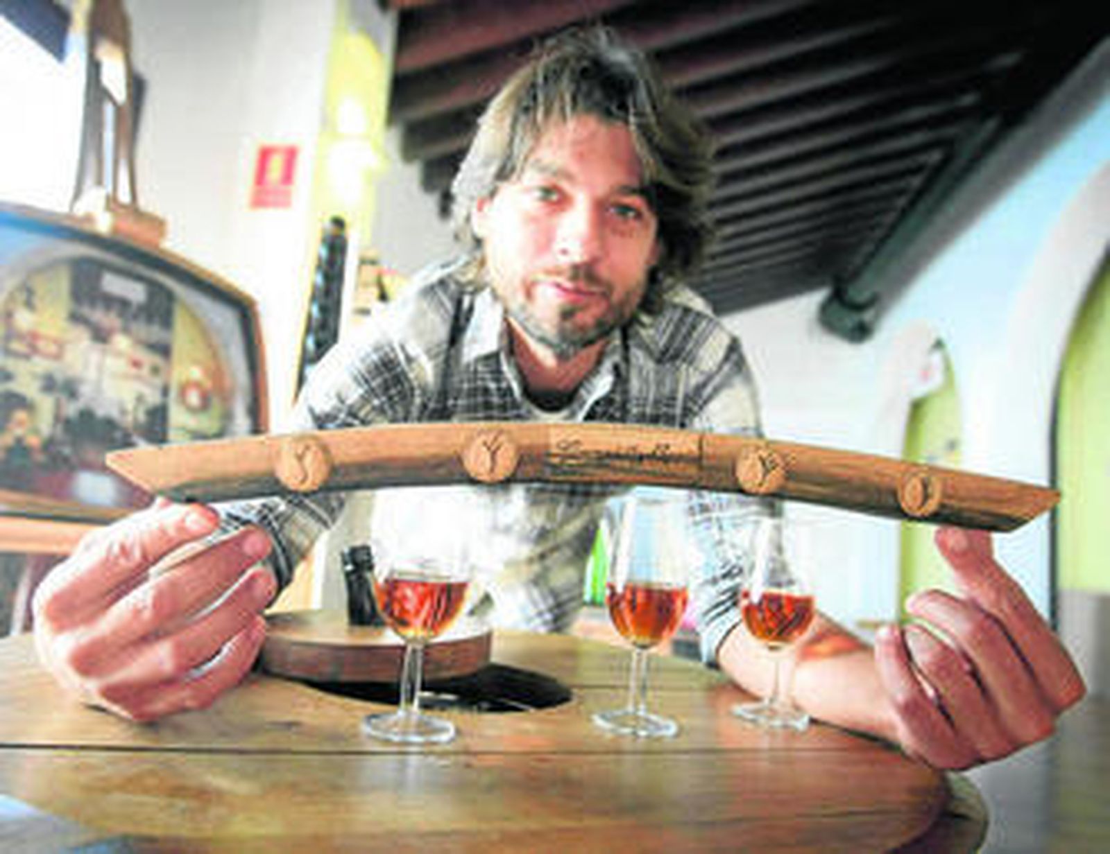 El artesano Manuel de Mané muestra el posabotellas de González Byass en su establecimiento del Zoco.