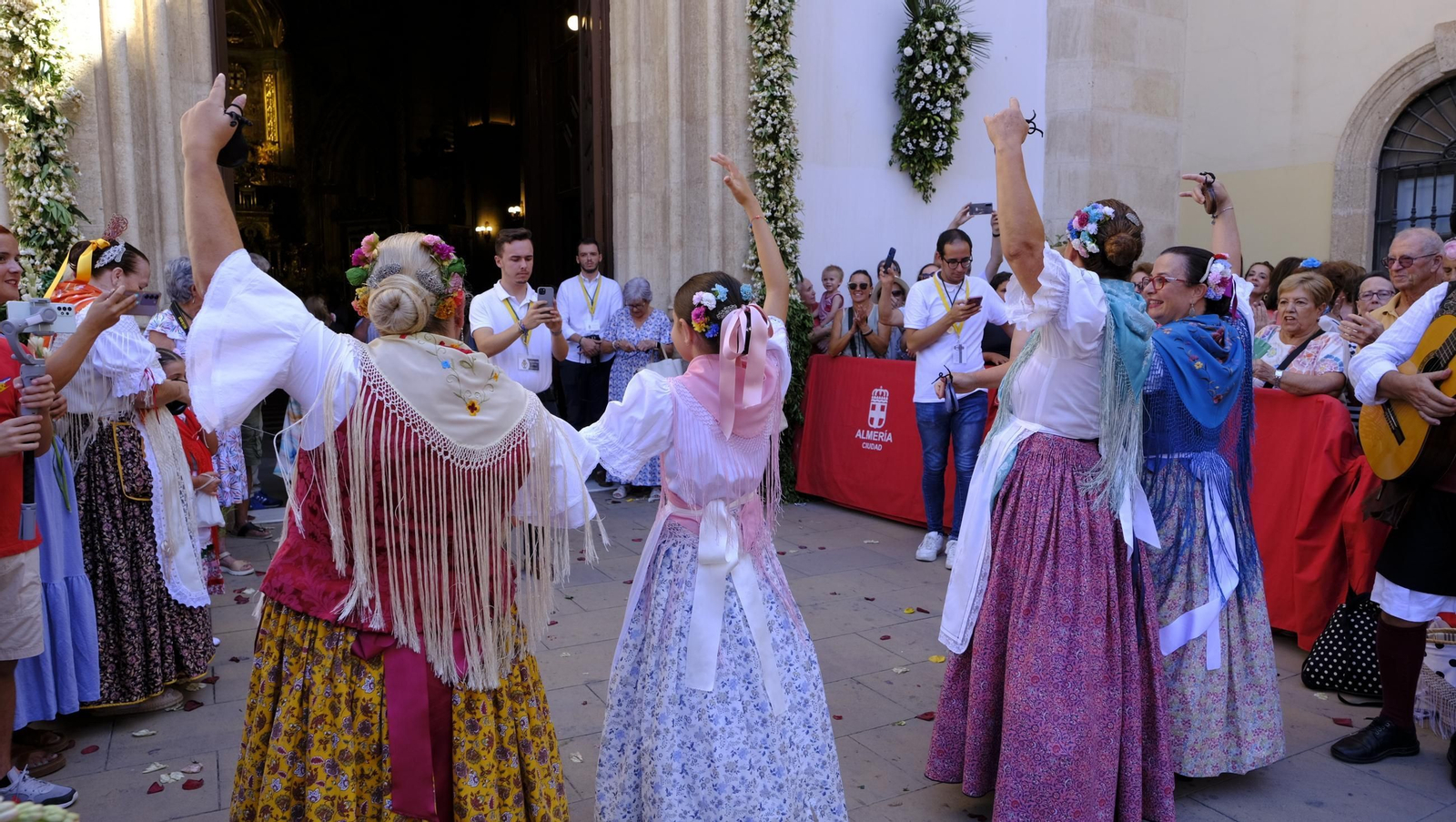 La ofrenda floral a la Virgen del Mar en la Feria de Almería 2025, en imágenes