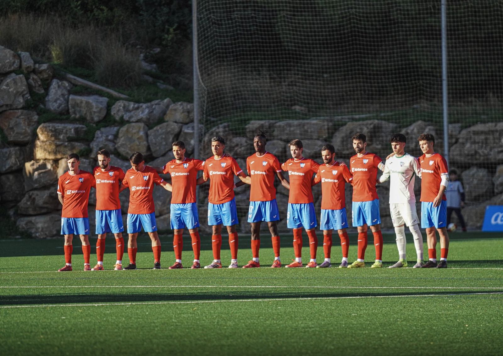 Los jugadores del Estepona durante un minuto de silencio.