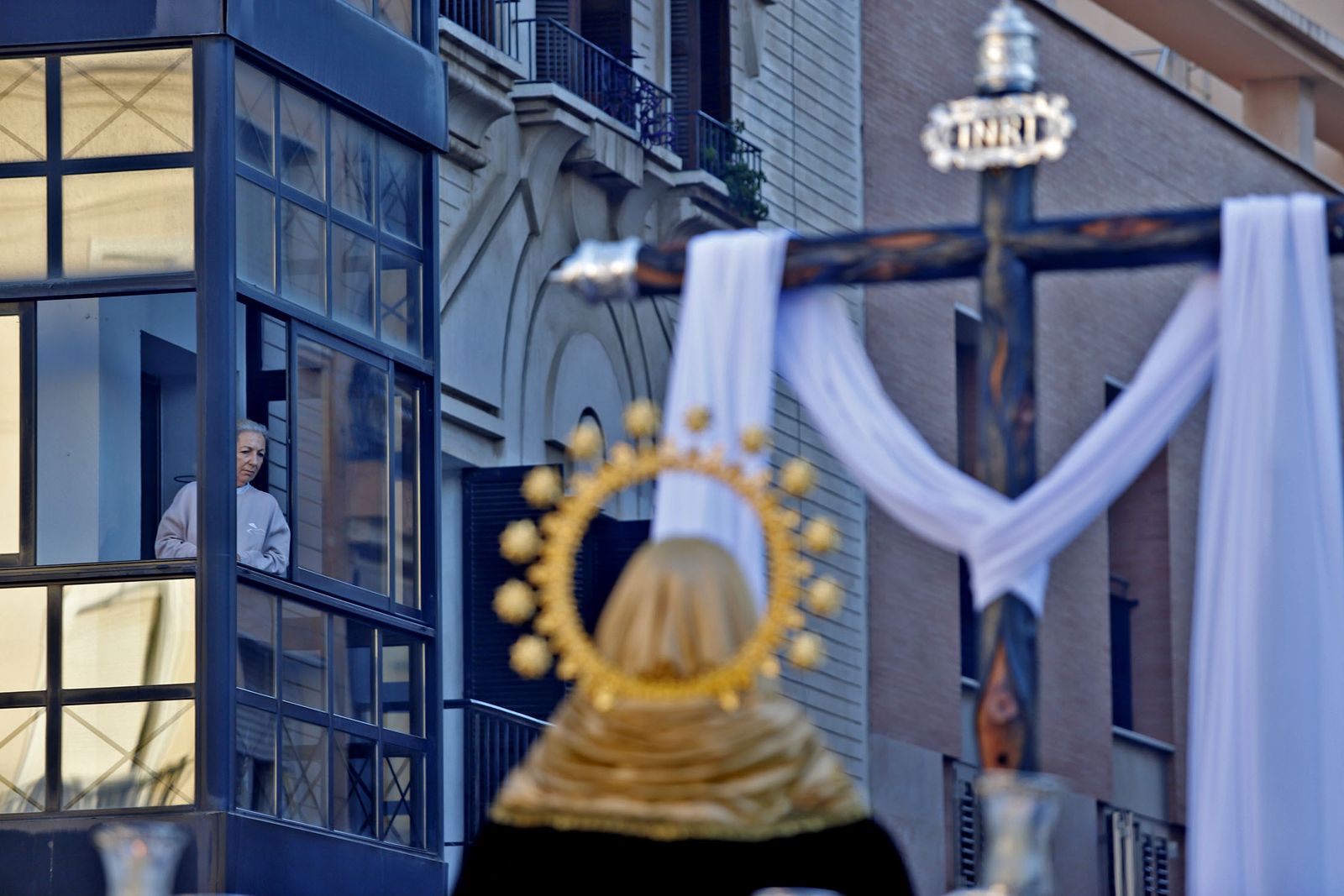 La Hermandad de la Buena Muerte procesiona por las calles de Huelva