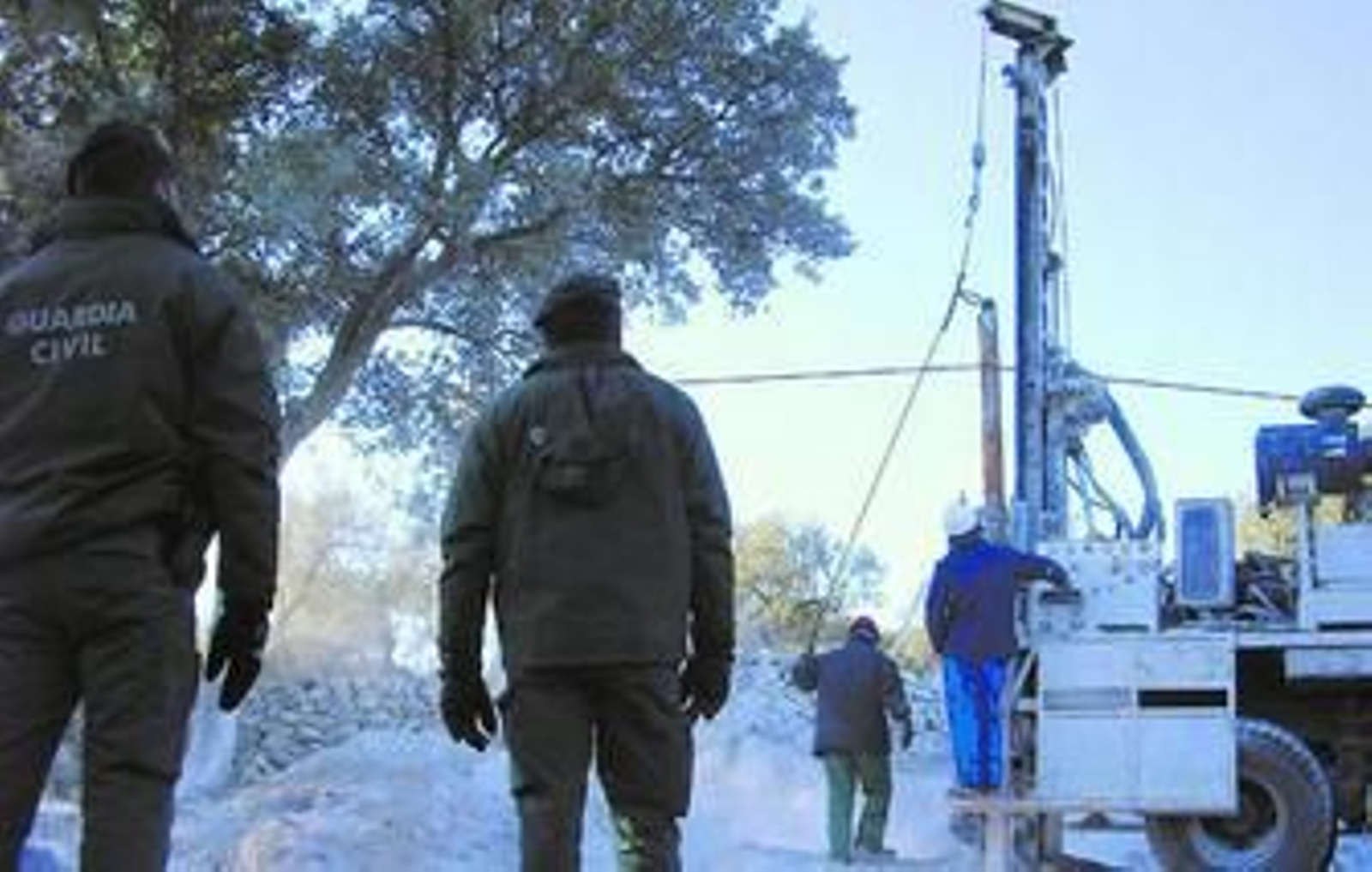 Decenas de guardias civiles protegen los trabajos de la empresa perforadora en Corteconcepción.