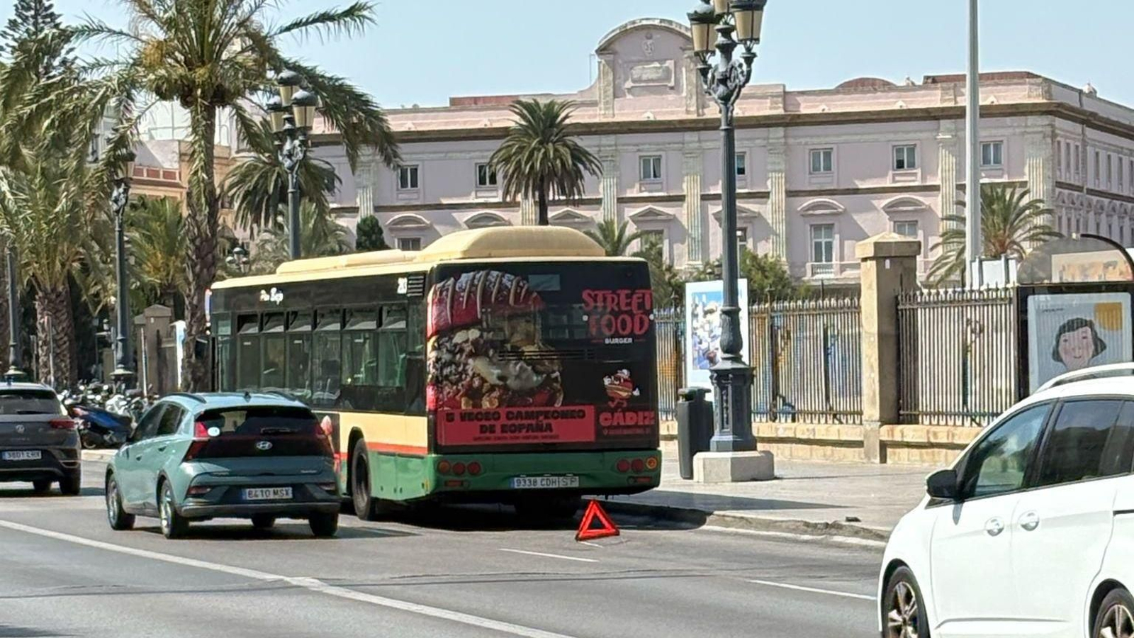 El autobús urbano que ha tenido que interrumpir su servicio este lunes en la Avenida de Puerto.
