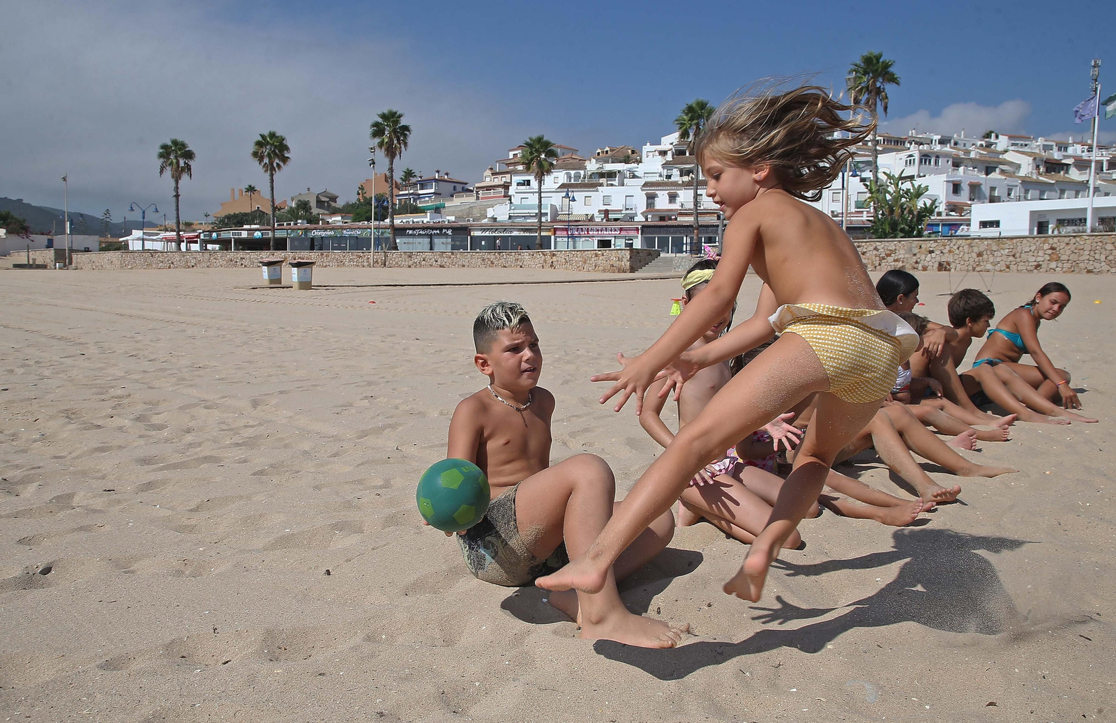 Fotos de las actividades de 'Emociónate con Barrio Vivo' en la playa de Getares