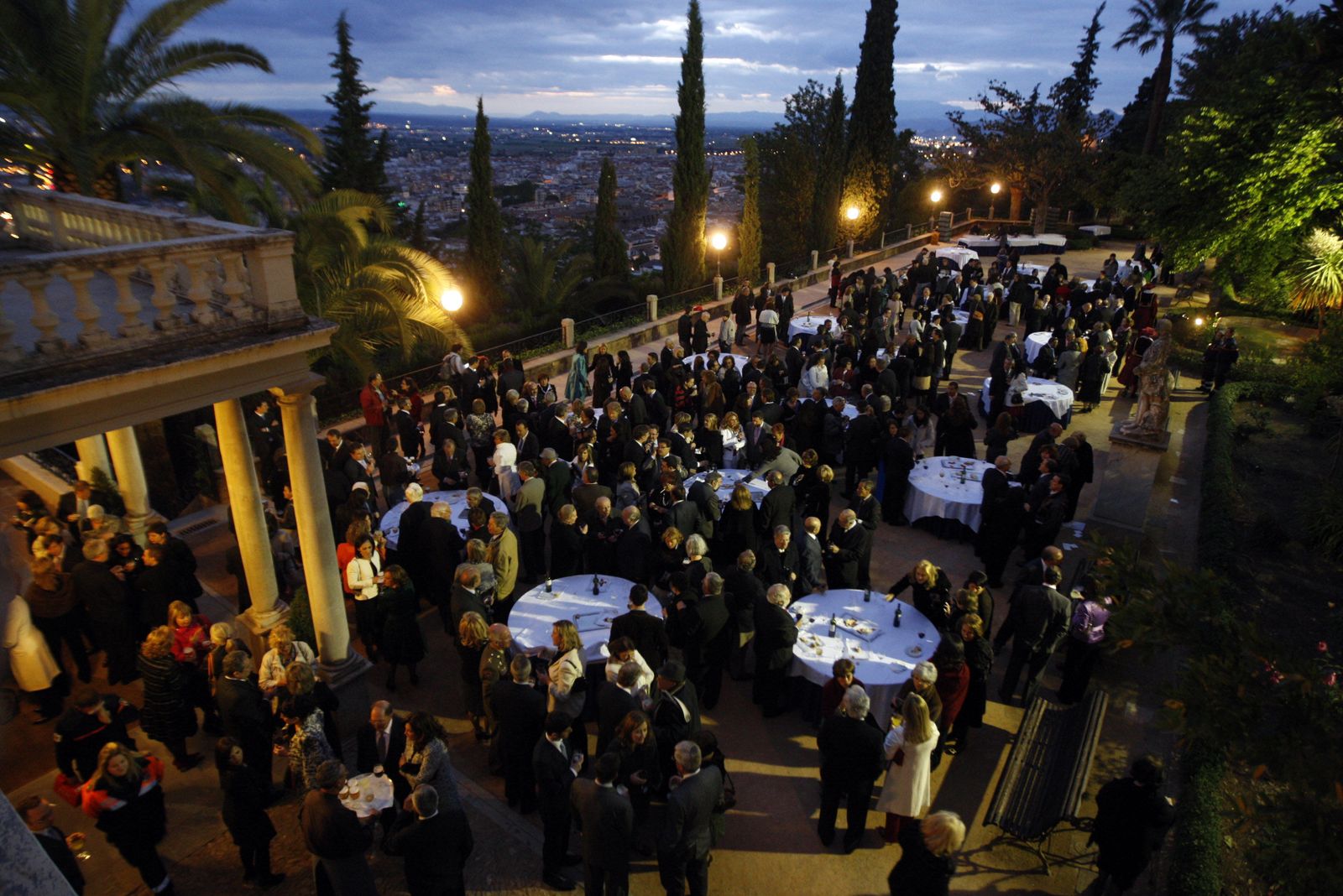 1. Celebración en el Carmen de los Mártires. 2. No había acto que no acabase en festín. 3 y 4. Escena de comensales en un banquete de la época.