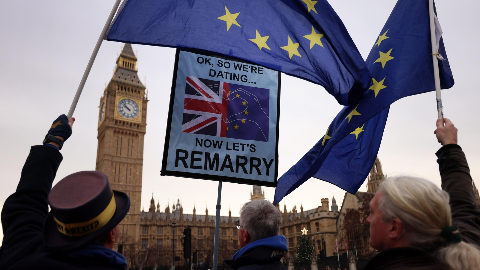 Activistas a favor de la UE portan banderas y pancartas de la UE frente al Parlamento en Londres