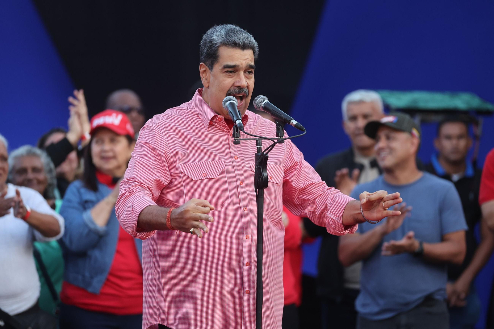 Nicolás Maduro canta 'Imagine' de John Lennon en medio de las tensiones con Estados Unidos.