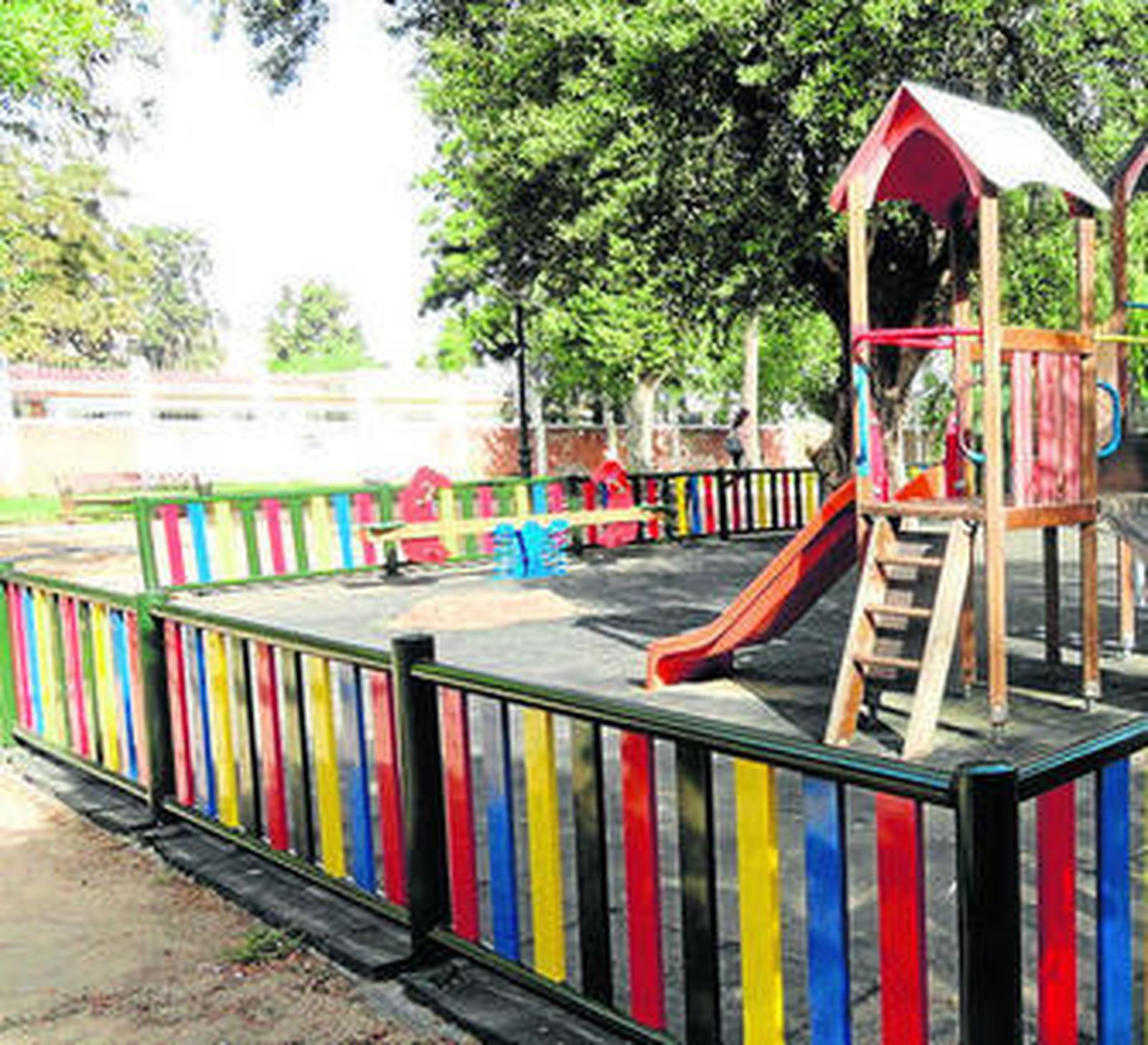 Nuevo cerramiento del parque infantil de El Porvenir.