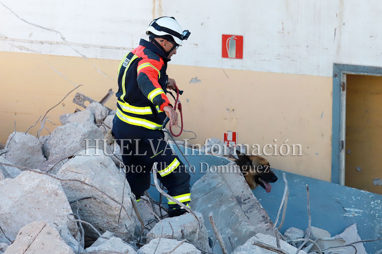 Imágenes del simulacro de los Bomberos de Huelva con la Unidad Canina