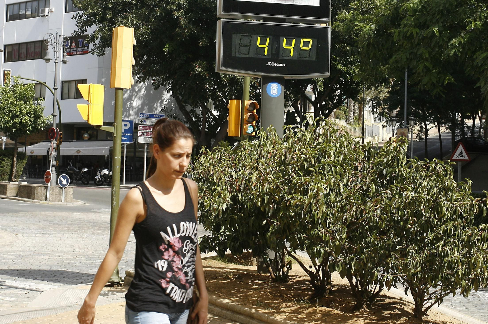 Un termómetro marca 44 grados en la capital onubense durante la ola de calor de principios de septiembre.