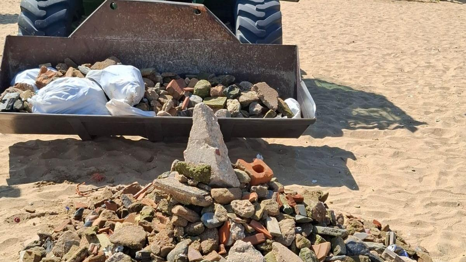 Recogida de escombros en La Canaleta.