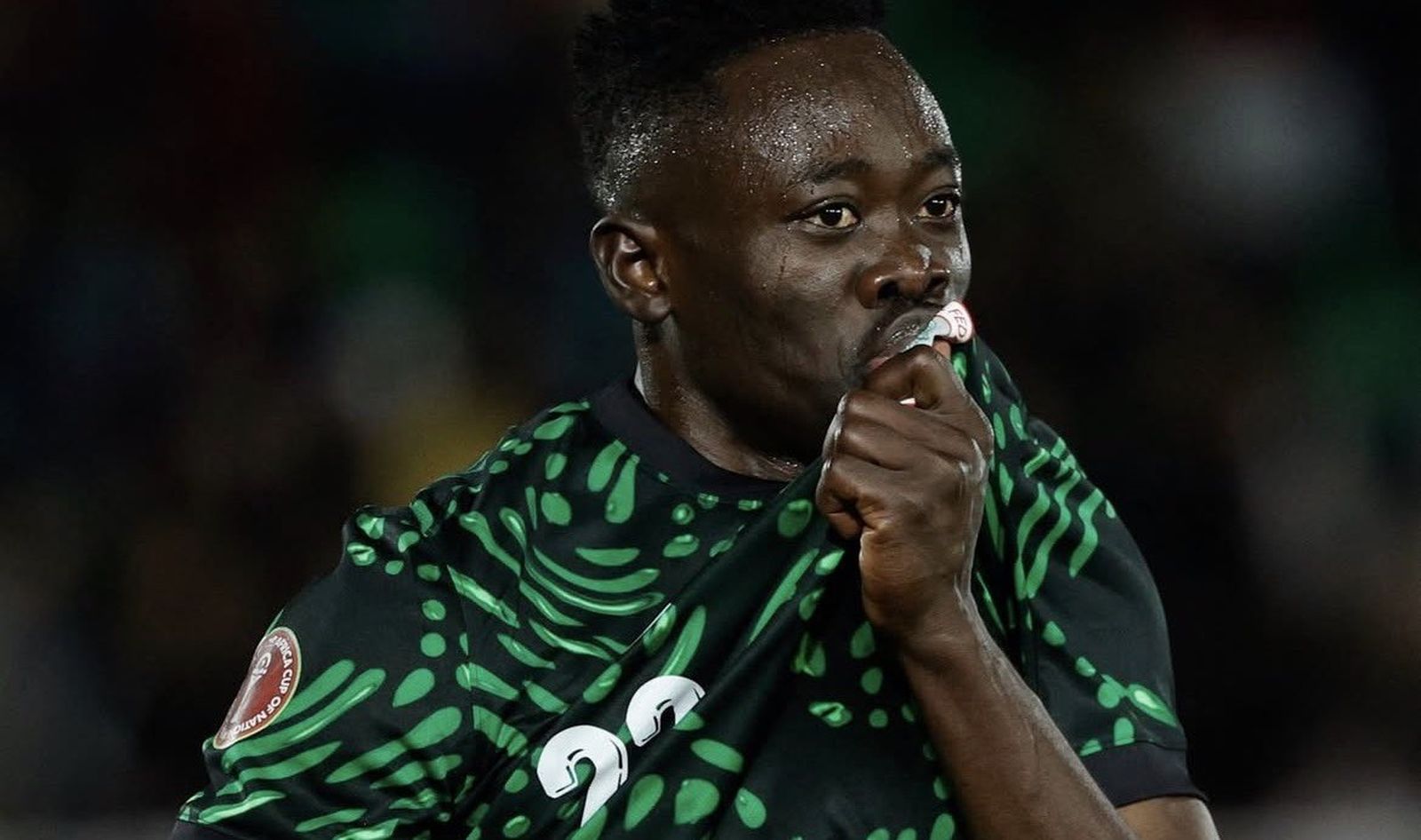 Akor Adams se besa el escudo de la Federación de Nigeria tras marcar ante Mozambique.