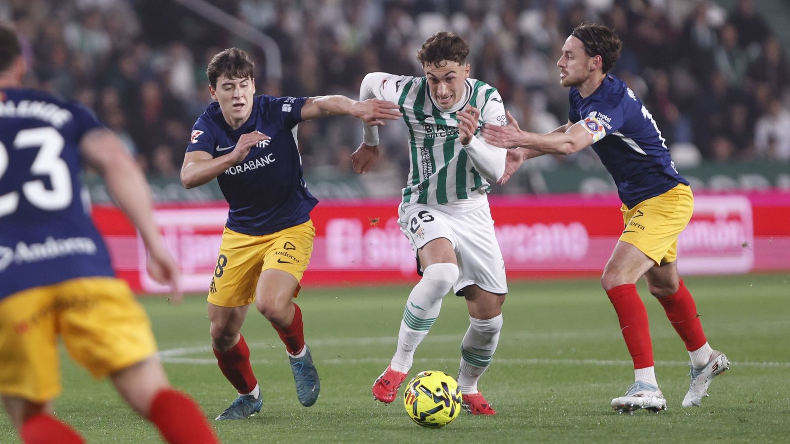 Mikel Goti se cuela entre dos jugadores del Andorra en el último partido del Córdoba CF en El Arcángel.