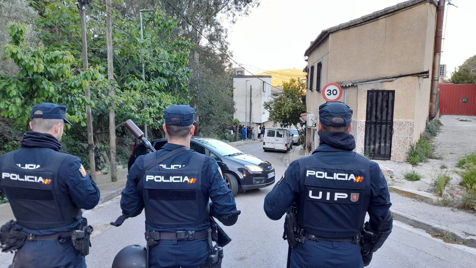 Varios de los agentes participantes en la operación.