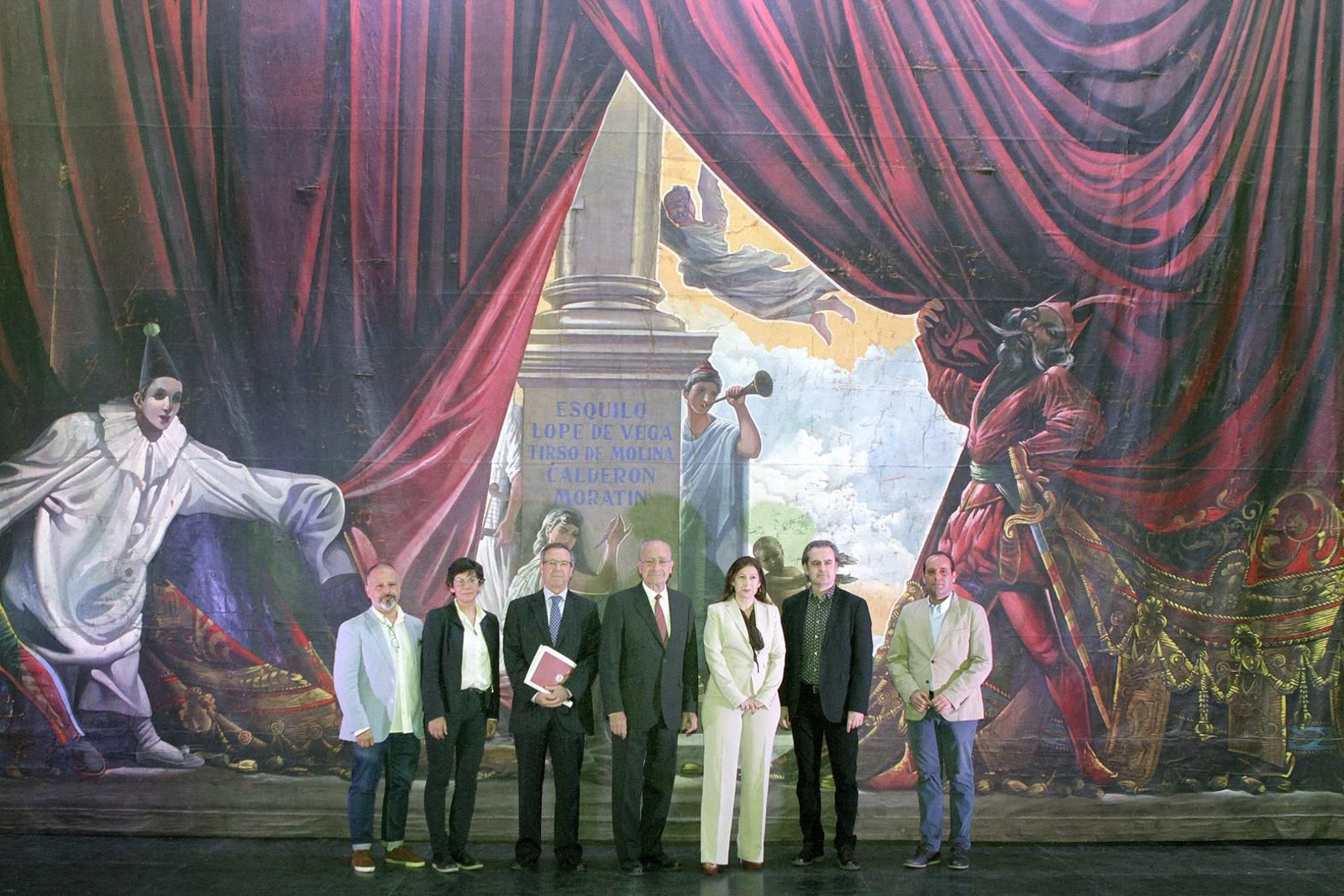 Representantes del Ayuntamiento, Fundación Málaga, el Cervantes y Quibla Restaura, ayer, en el teatro, junto con el telón de Ferrándiz.