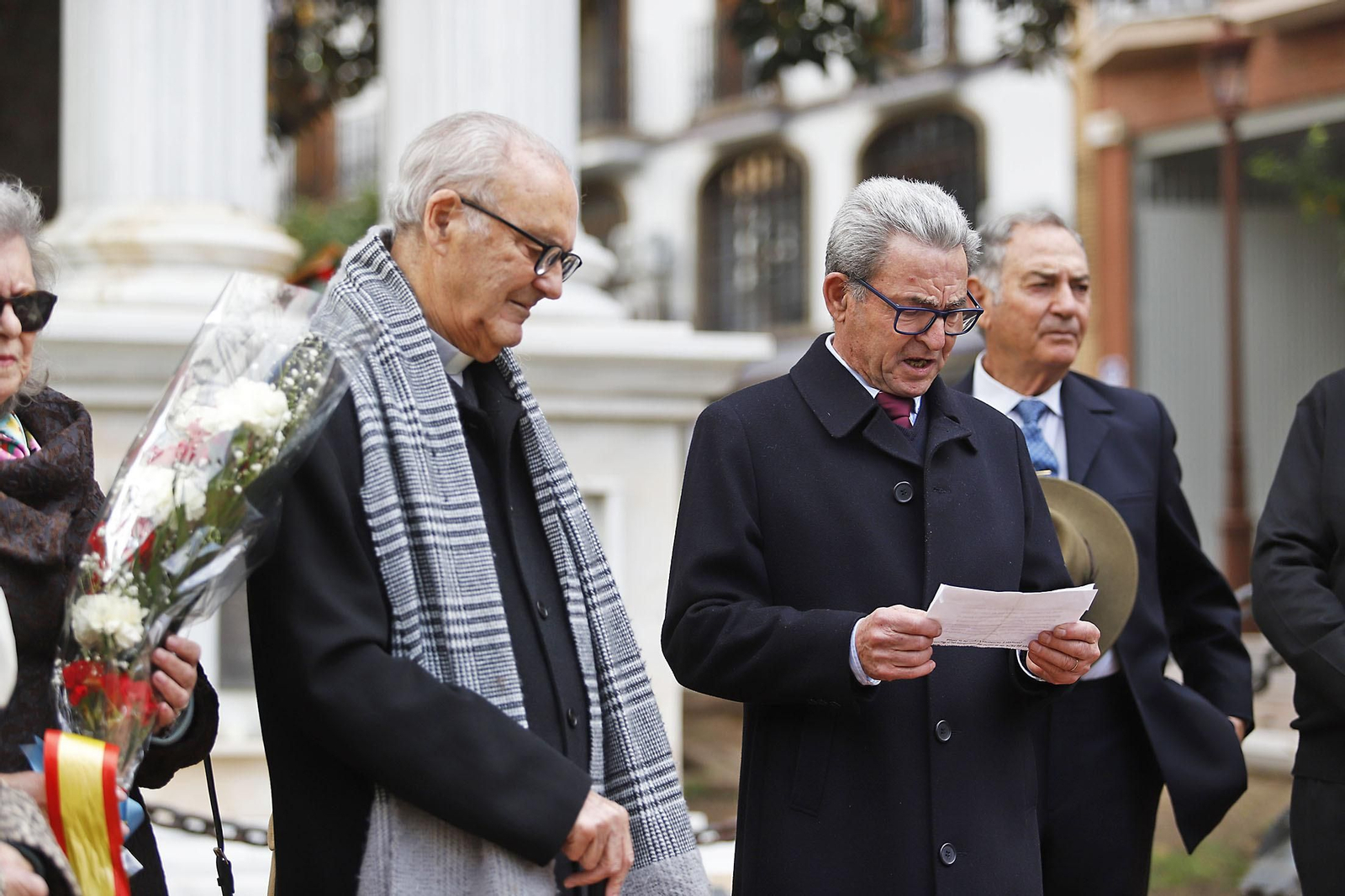 Imágenes de la Ofrenda de flores y rezo ante el monumento a la Inmaculada en Huelva
