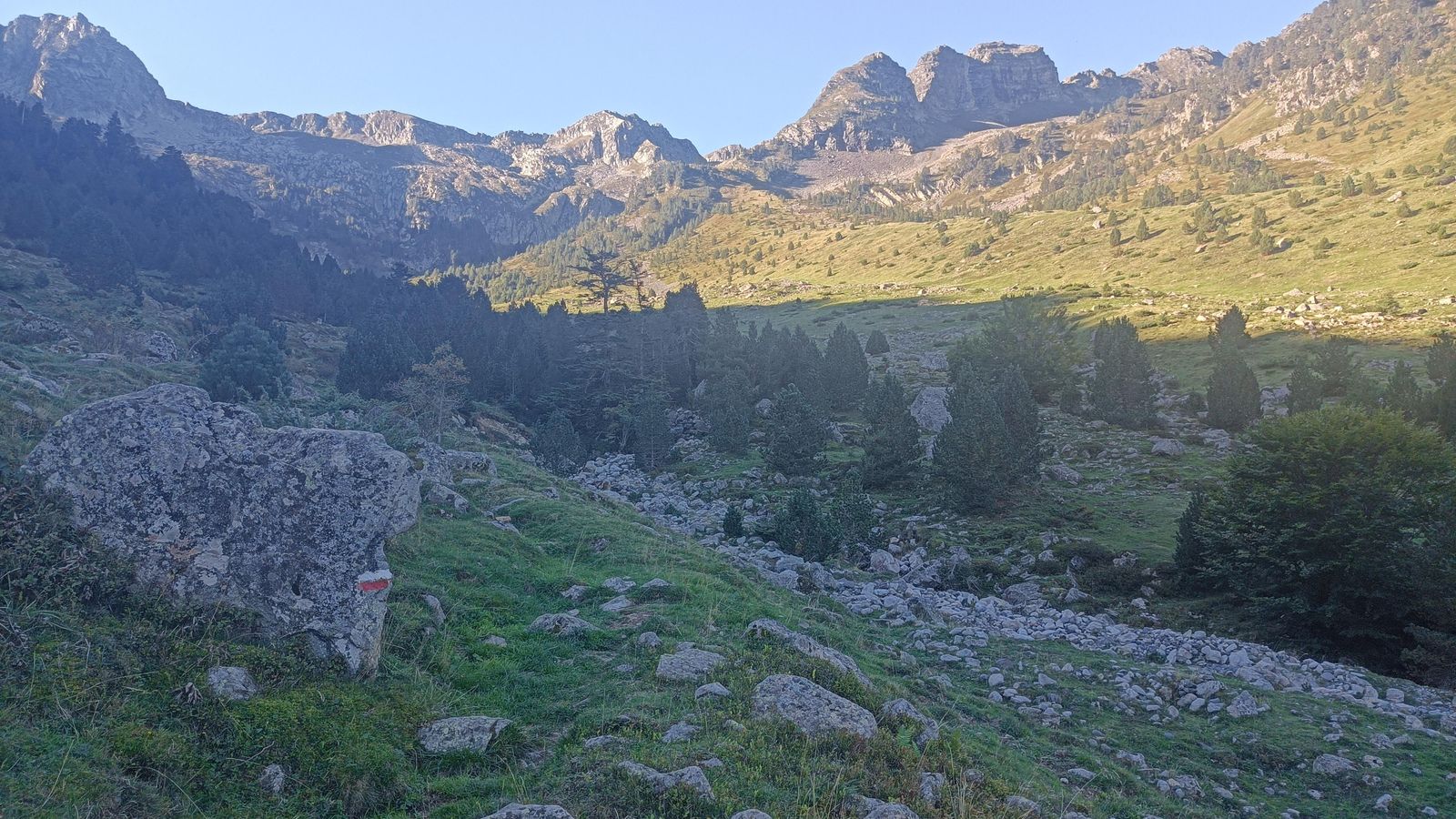 En muchos tramos no hay sendero definido: hay que seguir las marcas blancas y rojas del GR.