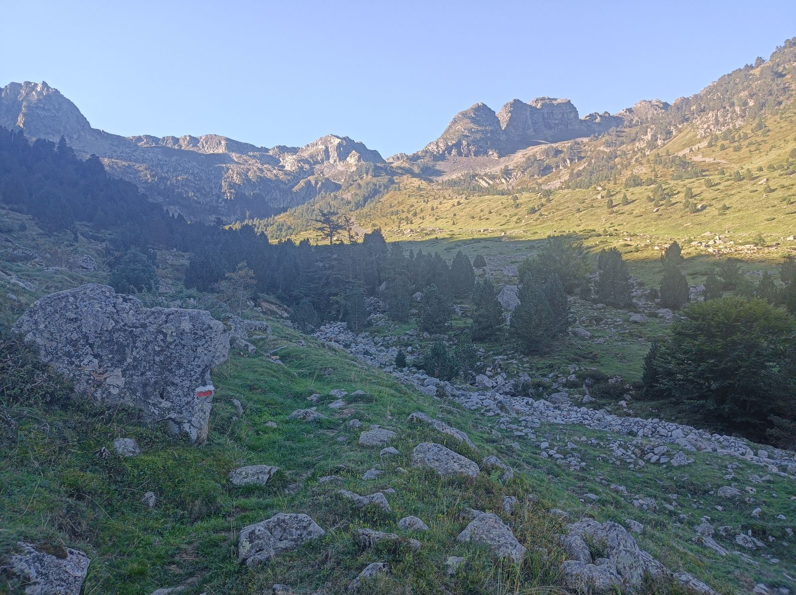 En muchos tramos no hay sendero definido: hay que seguir las marcas blancas y rojas del GR.