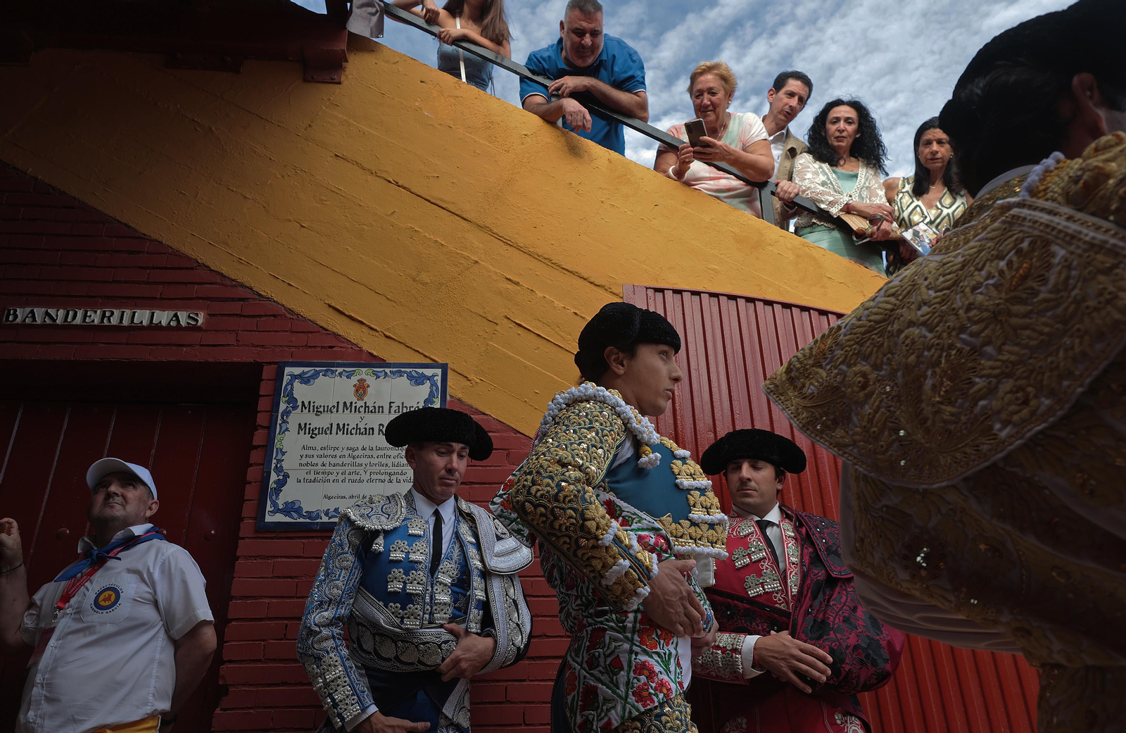 El público de Las Palomas se asoma al túnel de cuadrillas para ver a Roca Rey, antes de hacer el paseíllo. El público de Las Palomas se asoma al túnel de cuadrillas para ver a Roca Rey, antes de hacer el paseíllo.