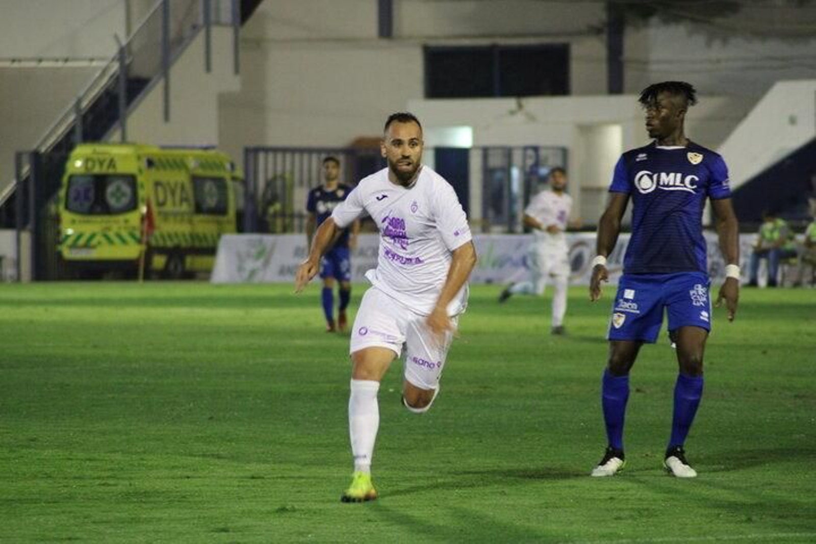Migue Montes persigue un balón seguido por Anaba en el último duelo entre blancos y azulillos.