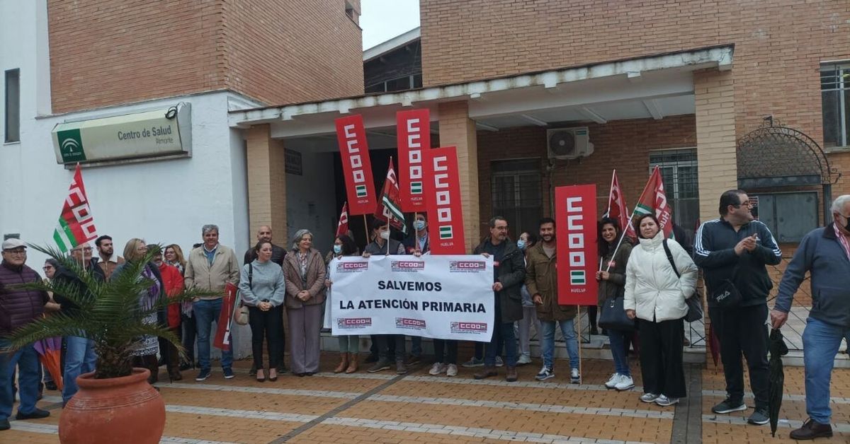 Trabajadores del centro de Salud de Almonte se concentran para exigir ...