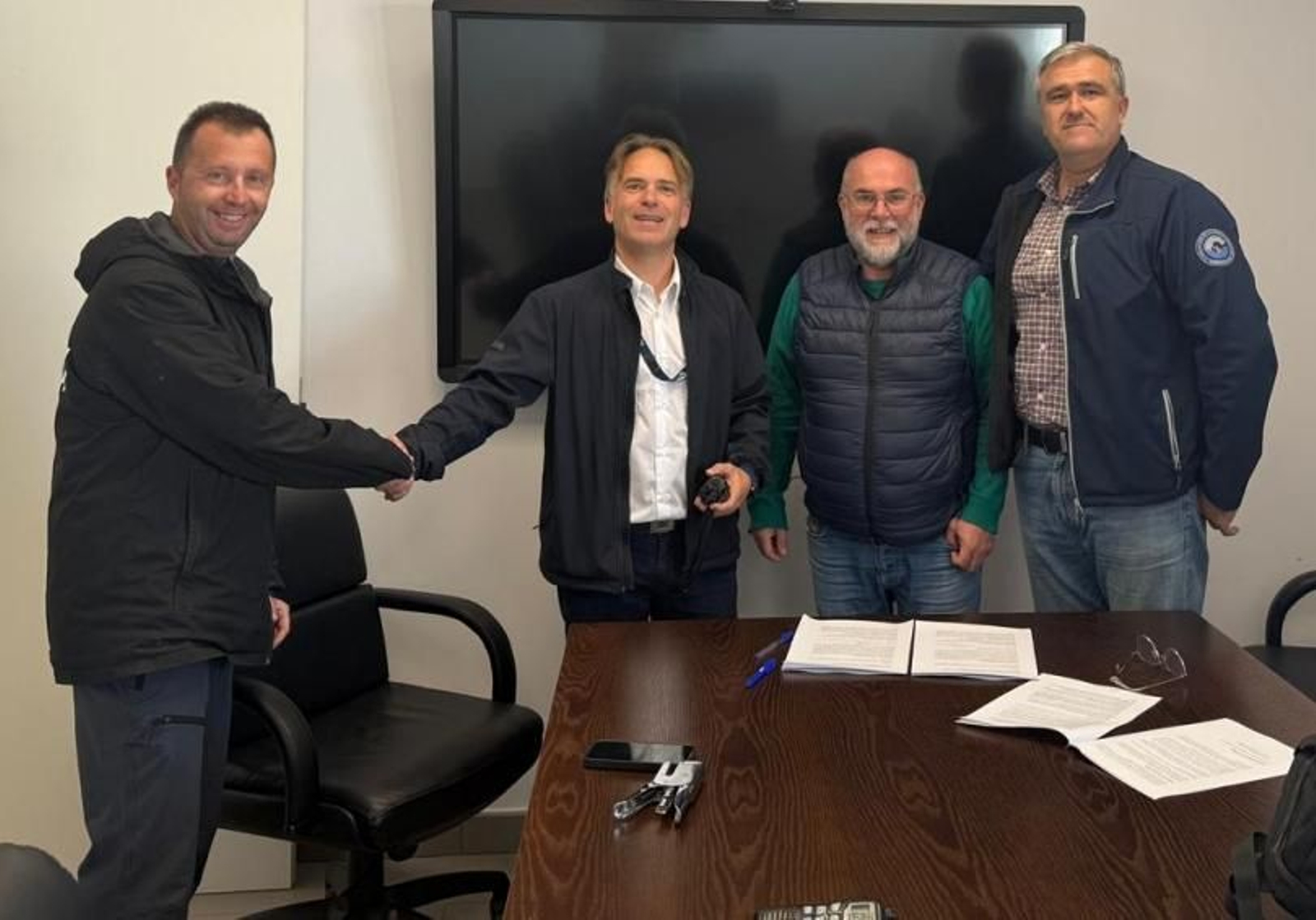 Los participantes en la firma del convenio de los prácticos del Puerto de Tarifa.