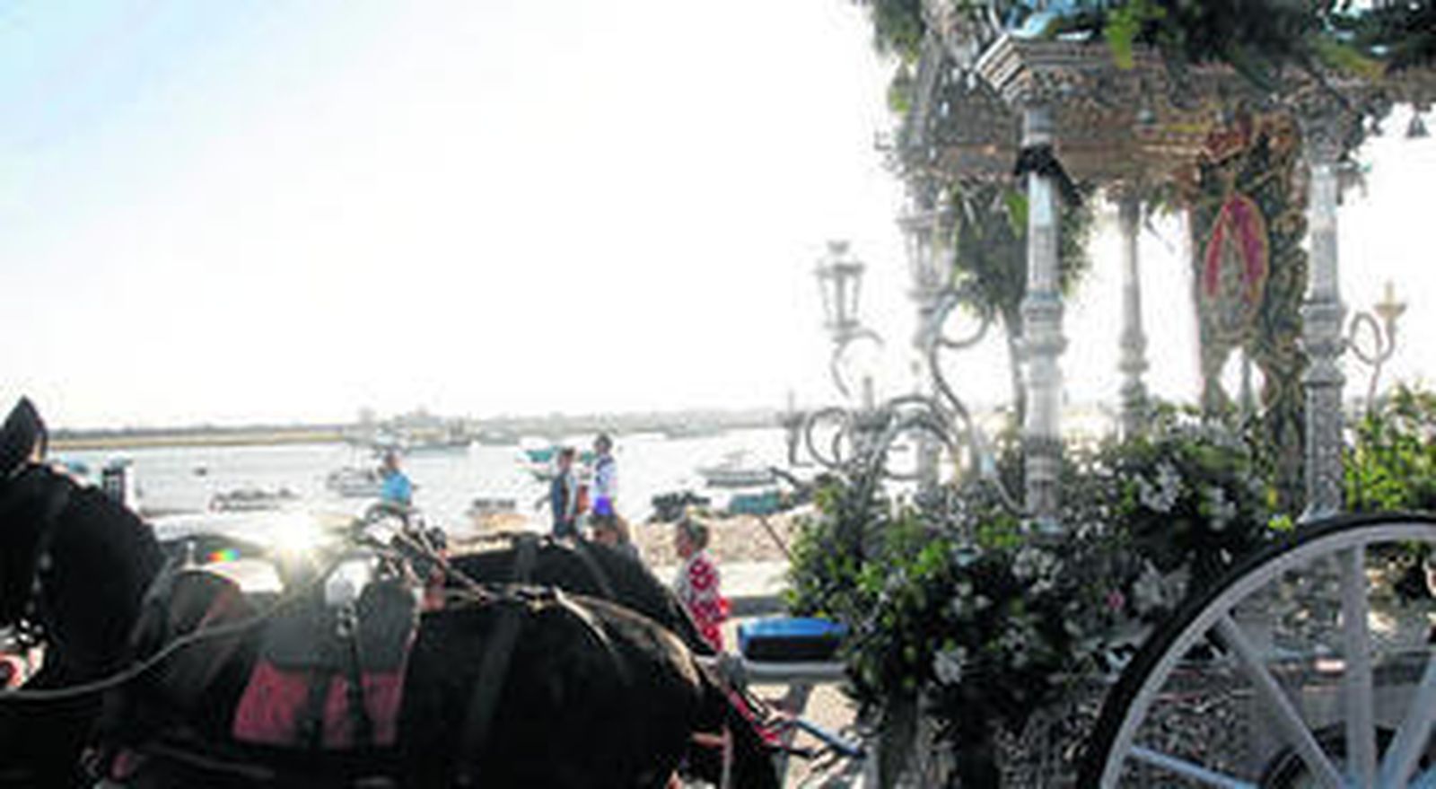 El Simpecado de la Hermandad del Rocío de Punta Umbría a su paso por la ría.