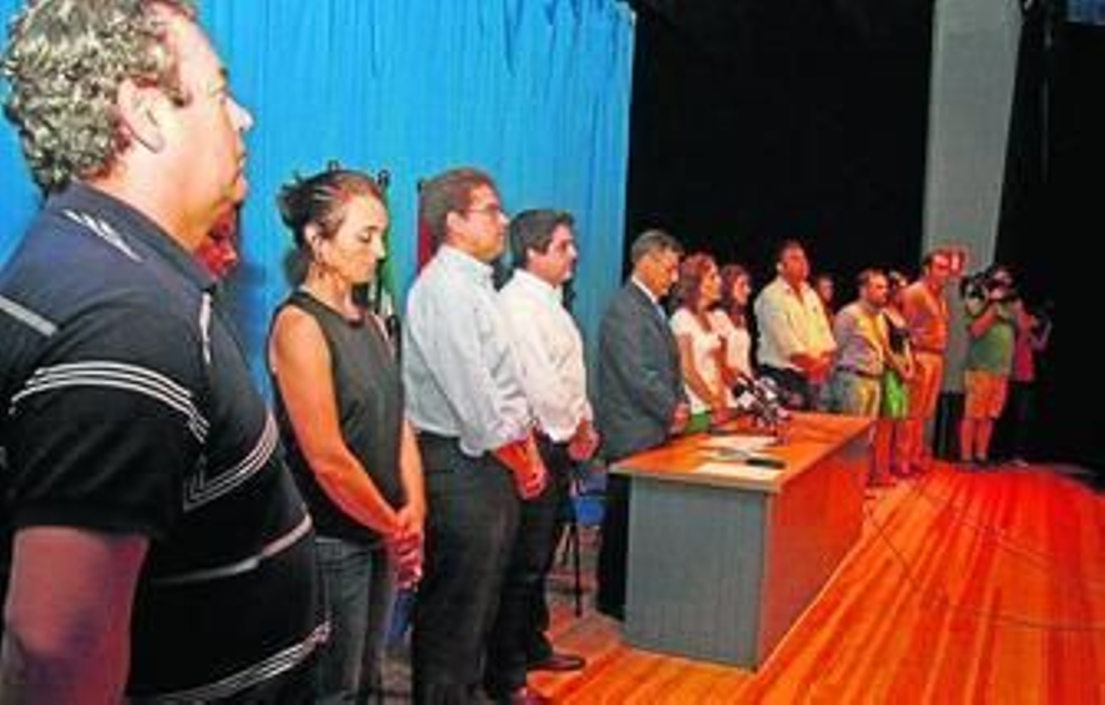 Juana M. Carmona, alcaldesa de Benacazón, guarda silencio junto a otros ediles de la corporación.