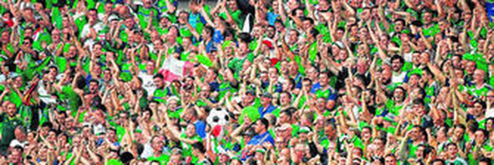 Seguidores de Irlanda del Norte animan a su equipo durante el partido contra Alemania en el Parque de los Príncipes el pasado martes.