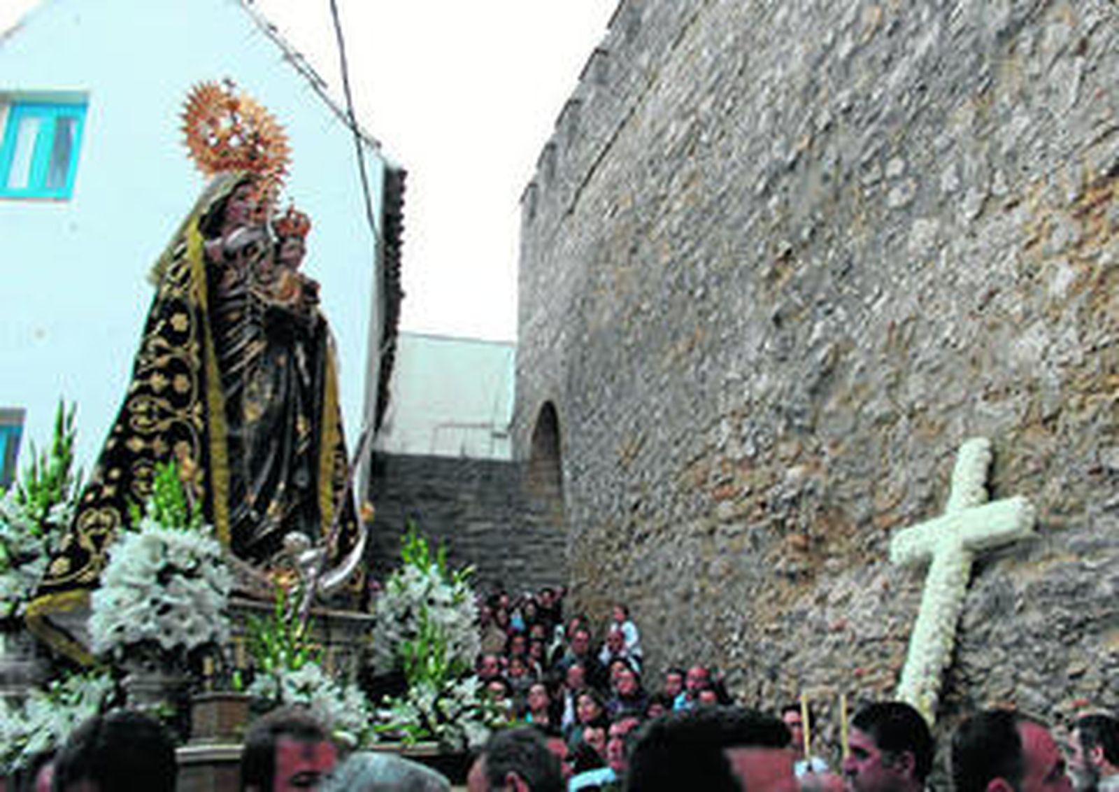 Esta imagen de la Virgen de la Oliva por la calle Trafalgar no se producía desde hace 45 años.