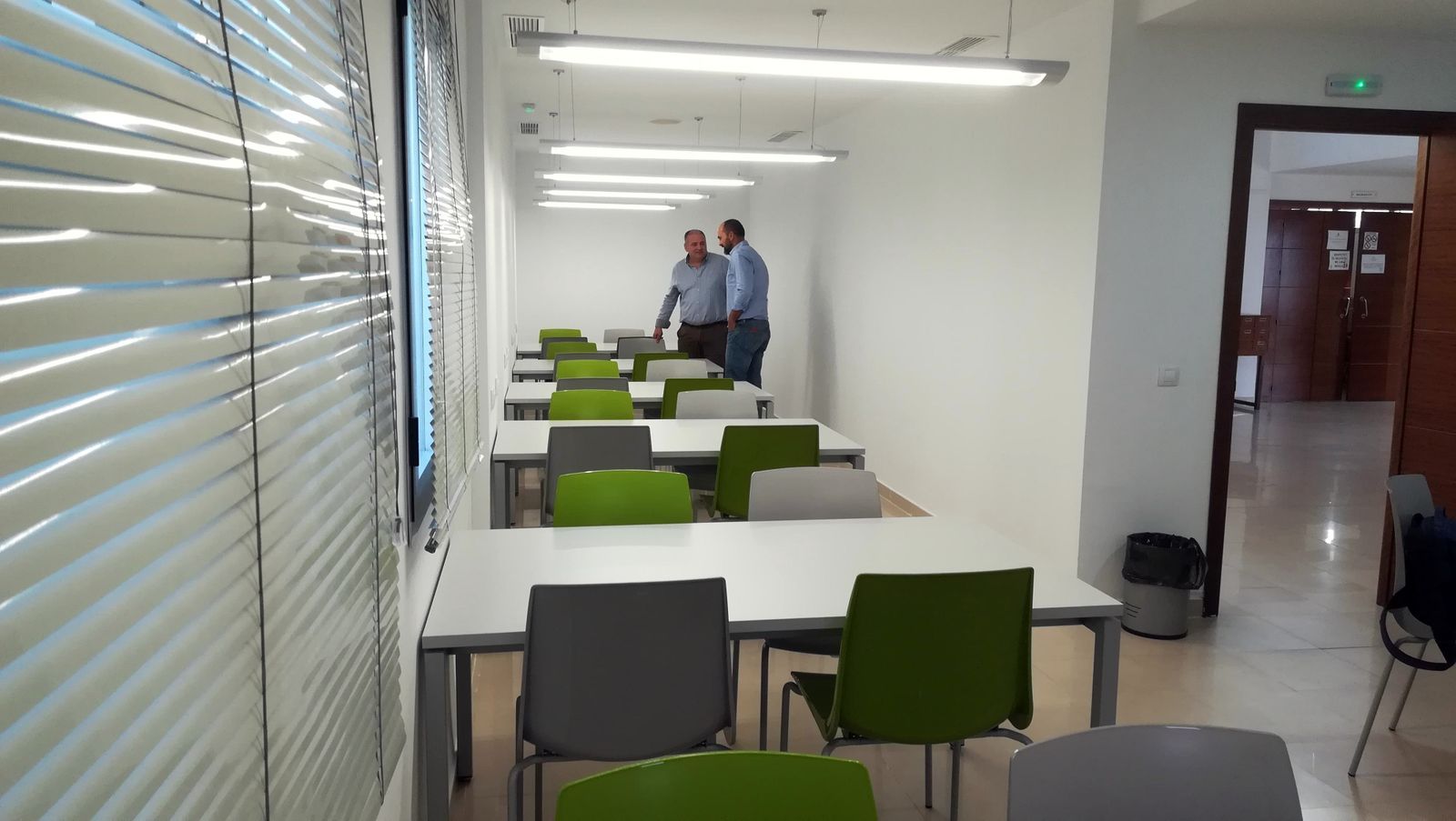 Jorge Romero y Miguel Alconchel supervisan la nueva sala de estudio.