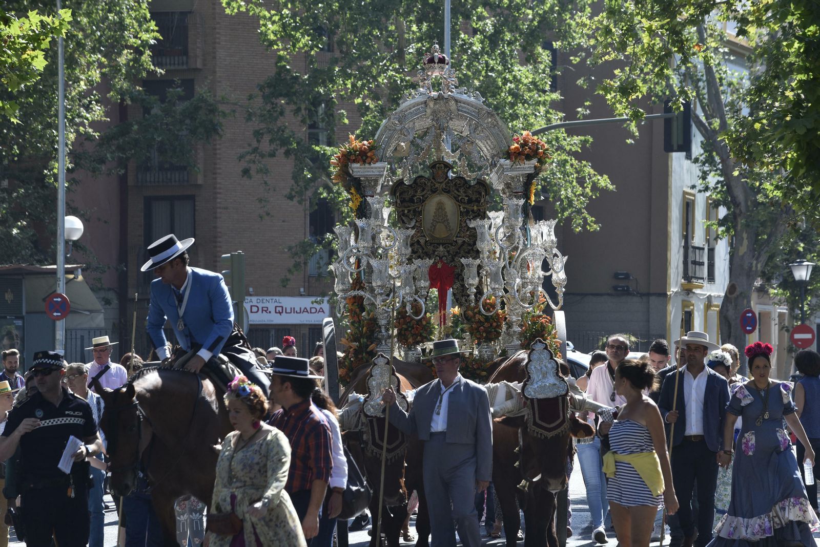 Salida de la Hermandad de El Cerro hacia El Rocío