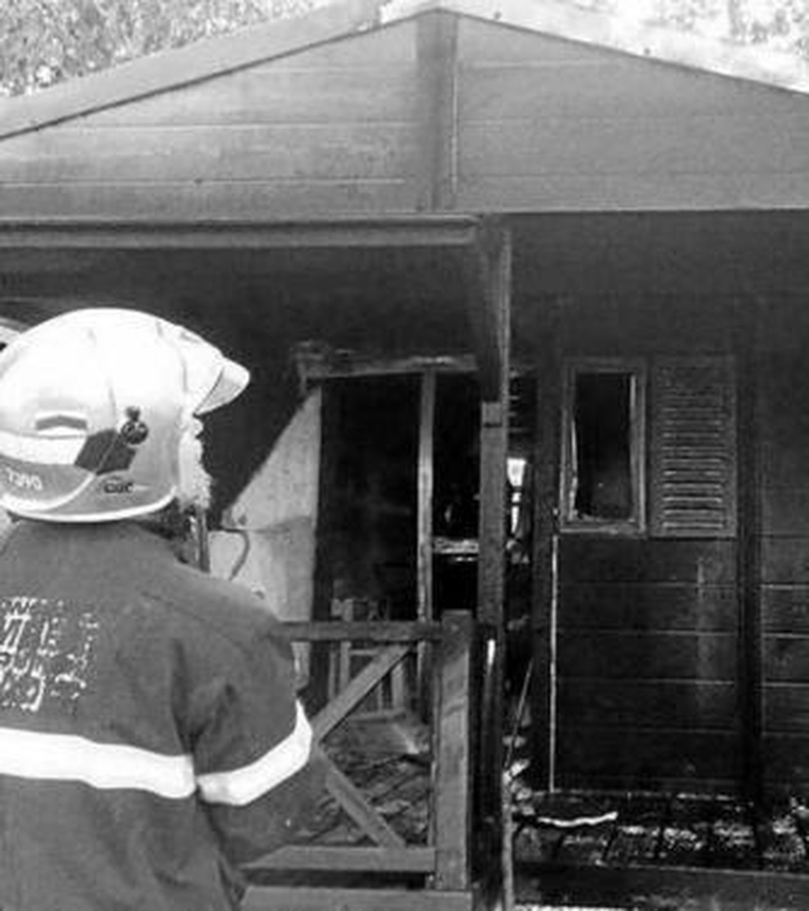 Un bombero, ante el bungaló que fue pasto de las llamas.