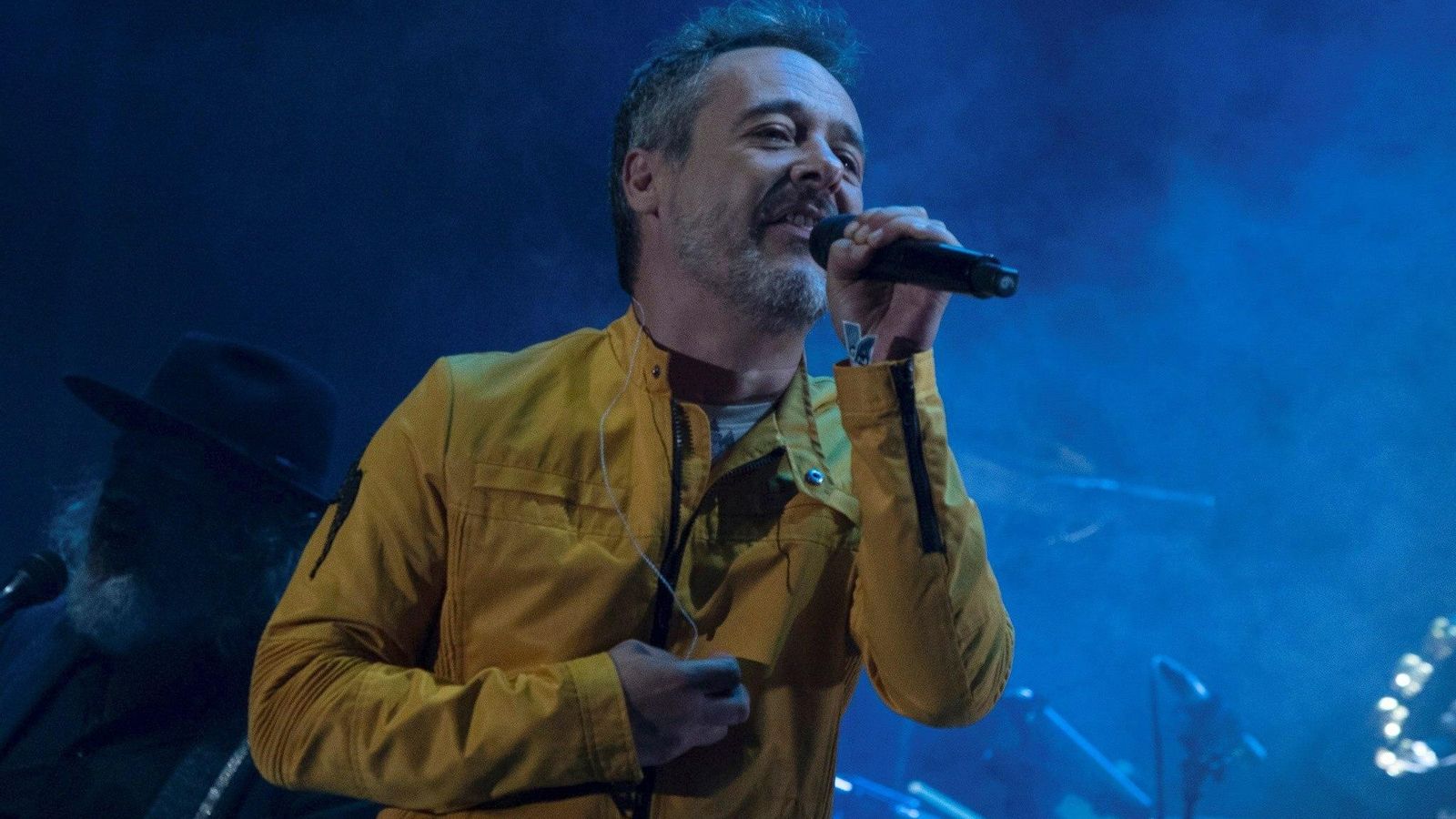 Santi Balmes en un concierto de Love of Lesbian.